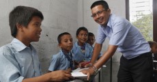 teacher-shankar-with-pupils-in-nepal