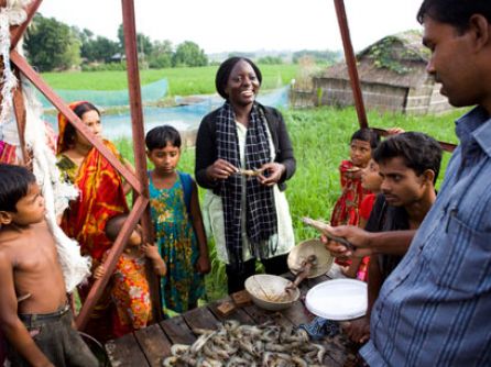 bangladesh-maureen-sitenda-working-with-youth-and-local-farmers