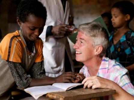 ethiopia-eduation-volunteer-Patricia-Gilhooley-talking-to-child