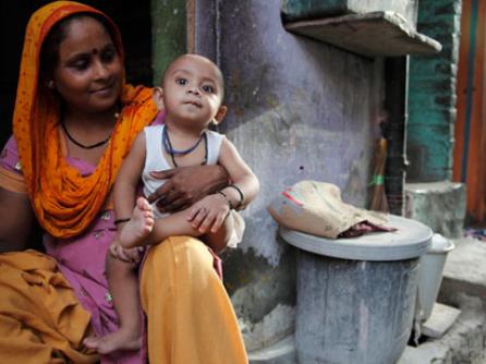 india-governance-woman-sitting-with-baby