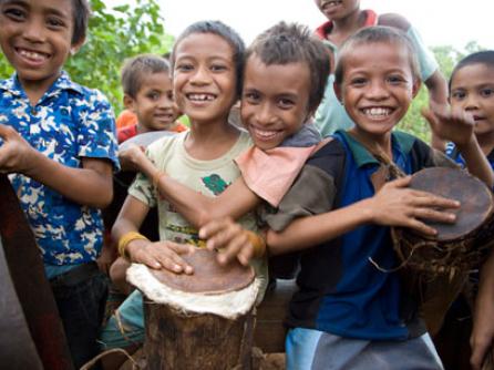 indonesia-children-playing-music-in-wano-baru-sumba