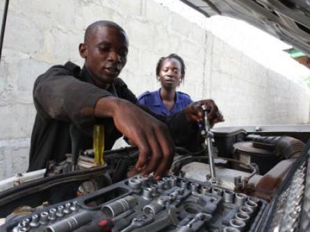 sierra-leone-livelihoods-kumba-mondeh-and-abdu-koruma-fixing-a-car